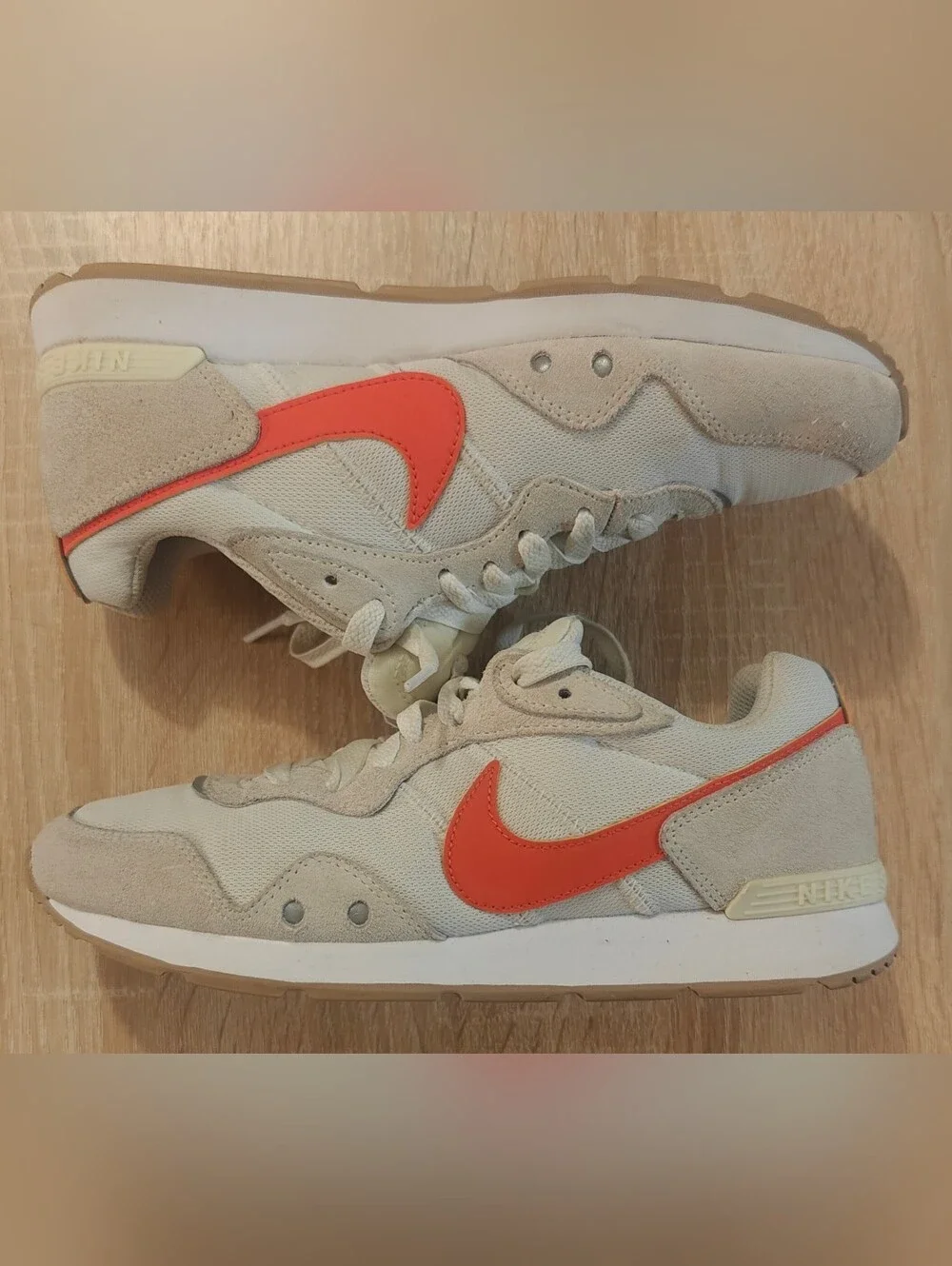 Nike Venture Runner Women’s 7.5 White Rush Orange Suede Retro Sneakers